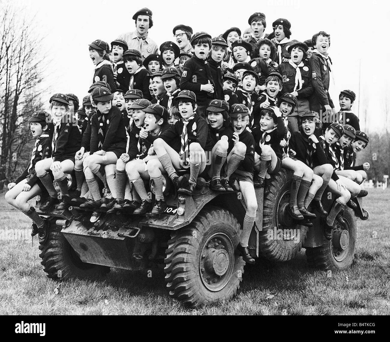 Siebenundsechzig Scouts und jungen kletterten auf ein Armee-Pfadfinder-Auto, wenn sie zu ihrem Lager im Gilwell Park Essex Dbase MSI aufgerufen Stockfoto