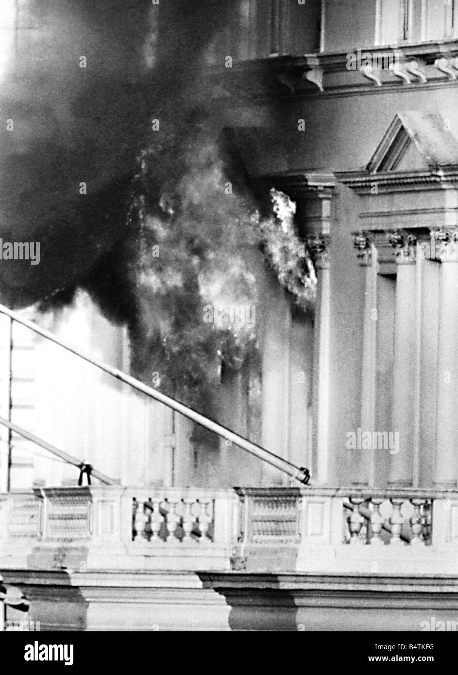 Die iranische Botschaft in Flammen nach Schütze Entführung nicht wie SAS-Männer das Amt Stürmen um die verbleibenden 19 Geiseln zu befreien, Mai 1980 Stockfoto