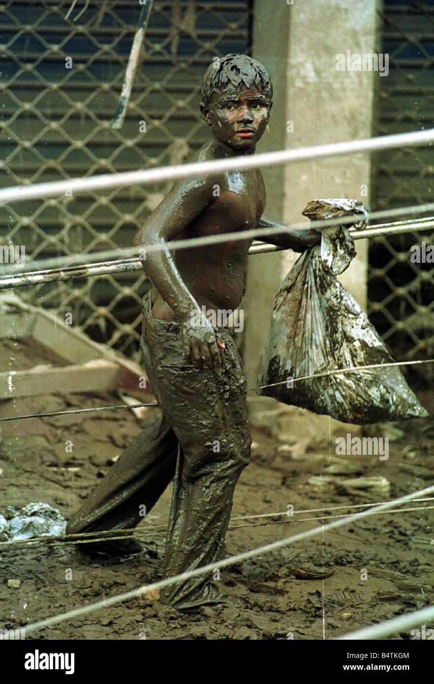 Honduras Wetter Hurrikan Mitch Flüchtlinge Nov 1998 14 jährige Melvin, ist Aufräumen im Headley Schlamm und Wasser welche deve, Stockfoto