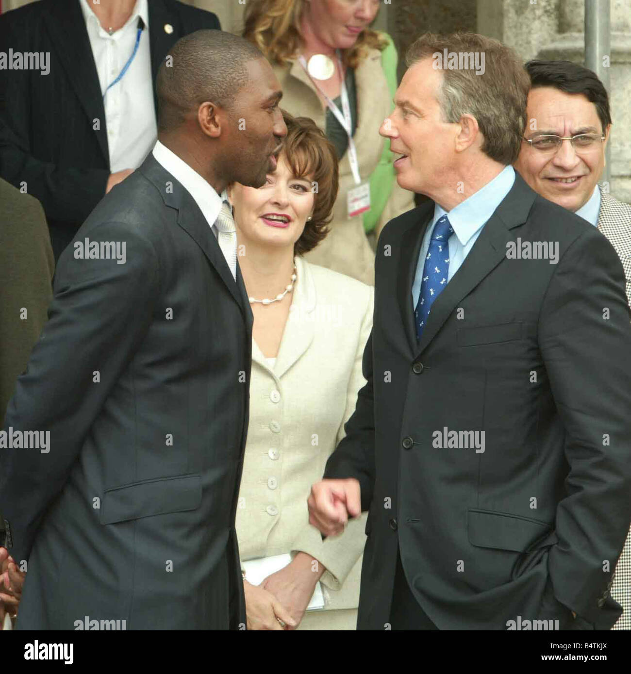 TONY BLAIR VERLASSEN ST. PETERS KIRCHE BRIGHTON MIT KWAME KWEI ARMAH SCHAUSPIELER UND CHERIE 27 09 2004 27 09 2004 Stockfoto