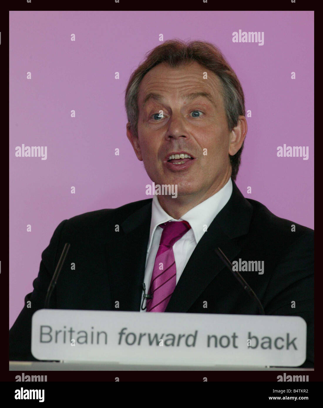 April 6 London U K Premierminister Tony Blair startete Kampagnen für eine dritte Amtszeit heute Fokussierung auf seinen Rekord von acht Jahre im Amt während der oppositionellen Konservativen Partei Wähler Fähigkeit, Vertrauen in Regierung in Frage gestellt Rede im Parlament zum letzten Mal vor Wähler zu den Urnen gehen auf 5. Blair sagte die Labour-Regierung hat gedrückt, Zinssätze und Arbeitslosigkeit konservative Führer Michael Howard sagte Blair brach sein Versprechen, einen Deckel auf die Frage, warum Steuern zu halten Menschen sollten sie jemals glauben wieder besuchte Blair und Brown anschließend eine Pressekonferenz in London Stockfoto