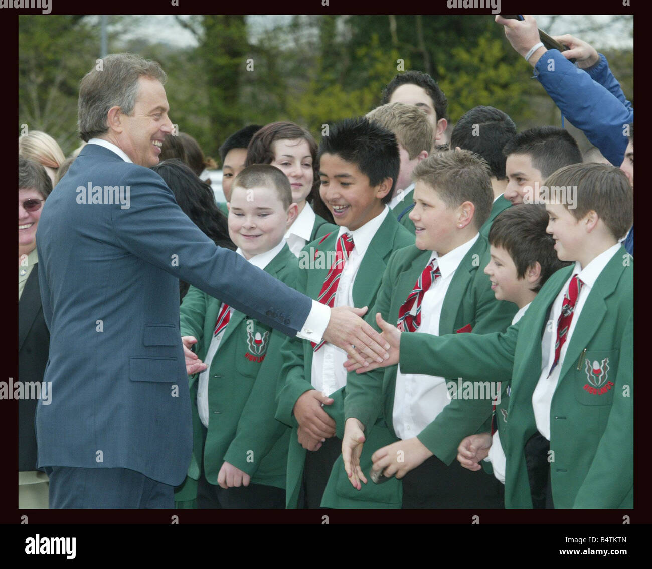Tony Blair besucht Highland Schule im Norden von London Enfield April 2005 zusammen mit seiner Frau Cherie Blair The Prime Minister und seine Wifemet Kinder und saß in Klassen an der Schule der 2000er Jahre mirrorpix Stockfoto