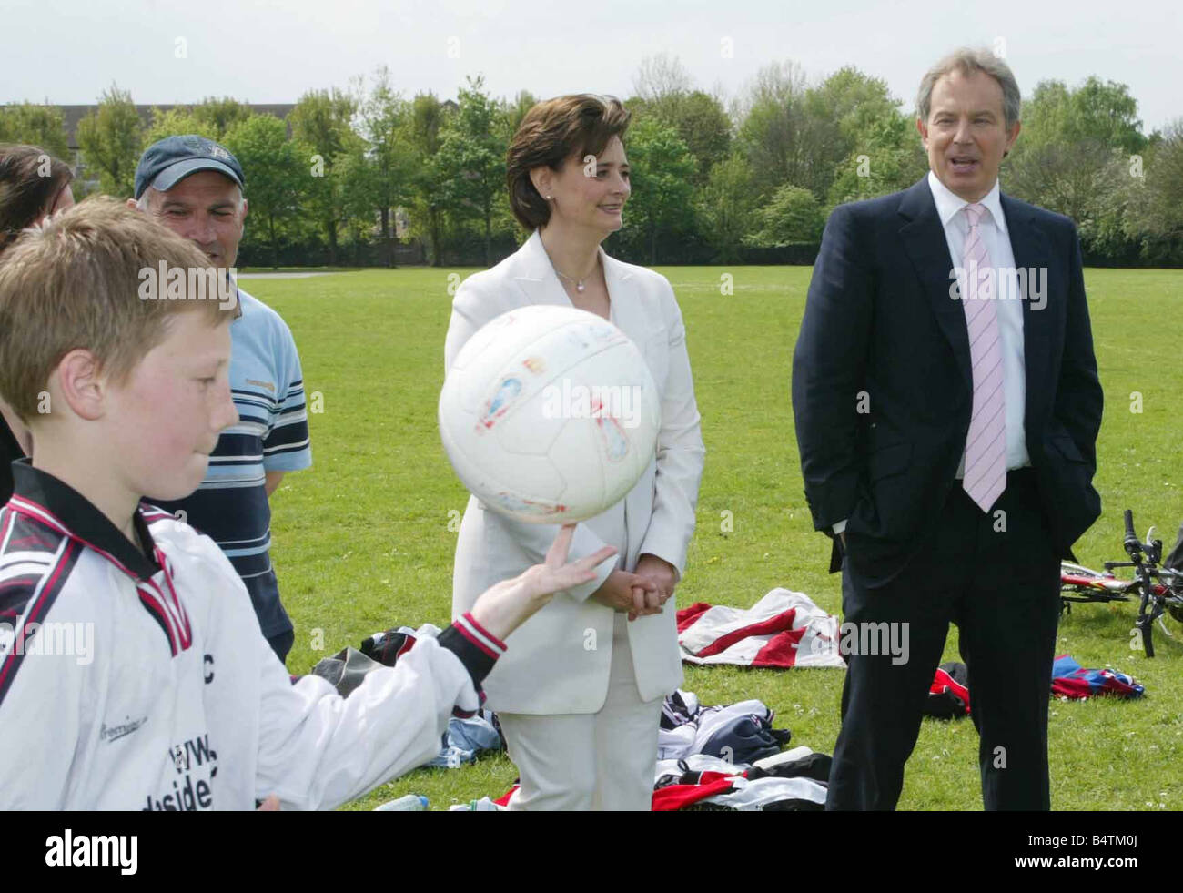 Premierminister Tony Blair und Frau Cherie gesehen hier bei besuchen nach Watford zu Beginn der letzten Woche des Generals Wahlkampf traf er Spieler aus Gadeside Rangers weißen Hemden und Tring Tiger blaue Hemden Stockfoto