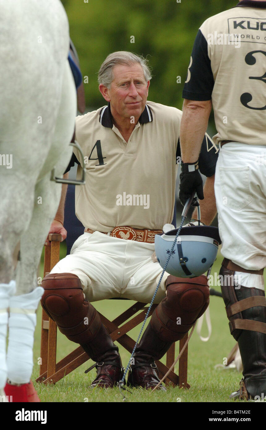 Prince Of Wales Mai 2005 Prinz Charles spielen für den Kuoni-Polo team im Hurtswood Park Polo Club in Surrey auf ein Pferd und ruht zwischen Chukkas 2000er Jahre Mirrorpix Stockfoto