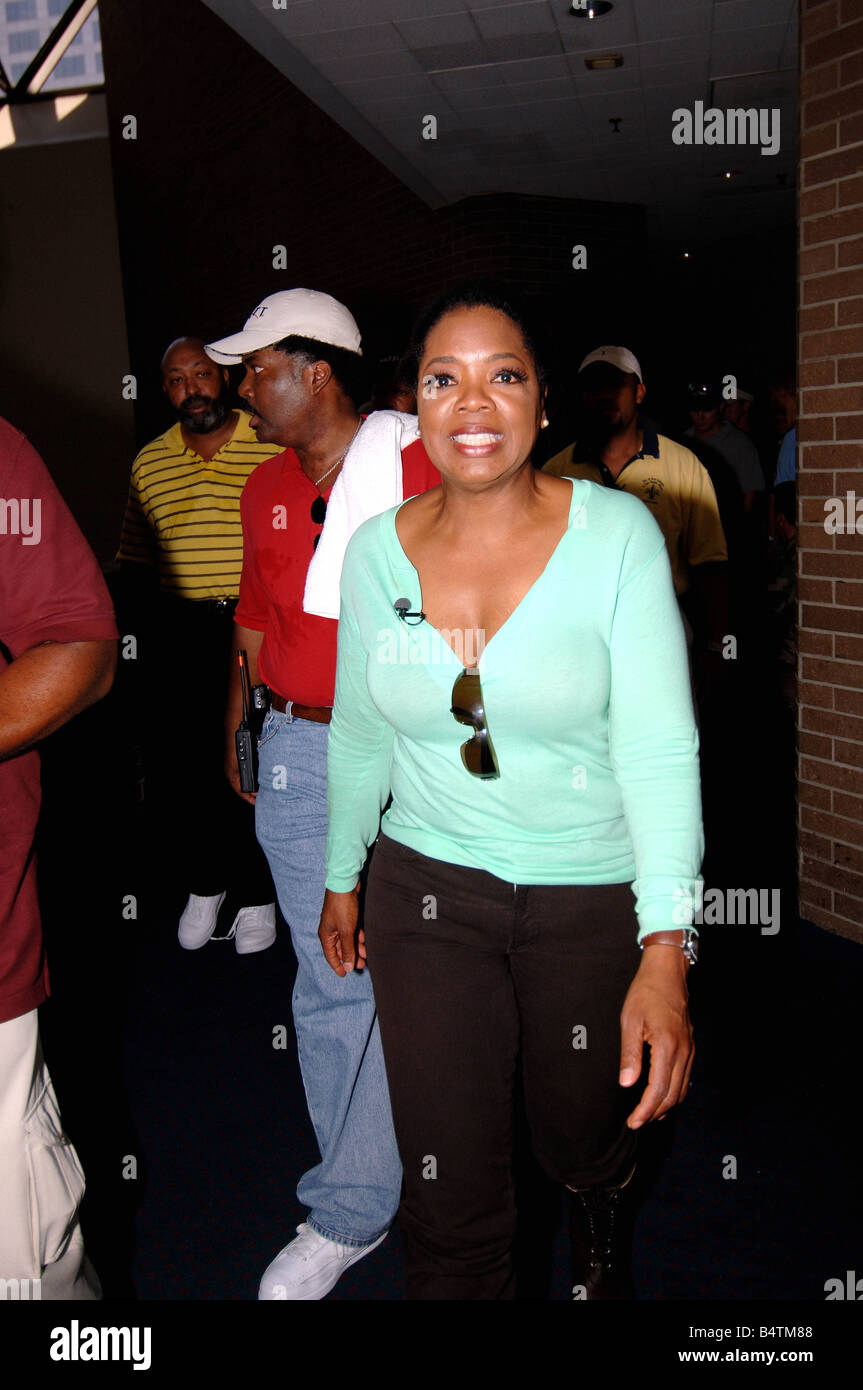Chatshow Königin Oprah Winfrey besuchte New Orleans heute um ihre Unterstützung zu den Bürgermeister Ray Nadin geben und besuchen die beschädigten Teile der Stadt September 2005 2000s mirrorpix Stockfoto