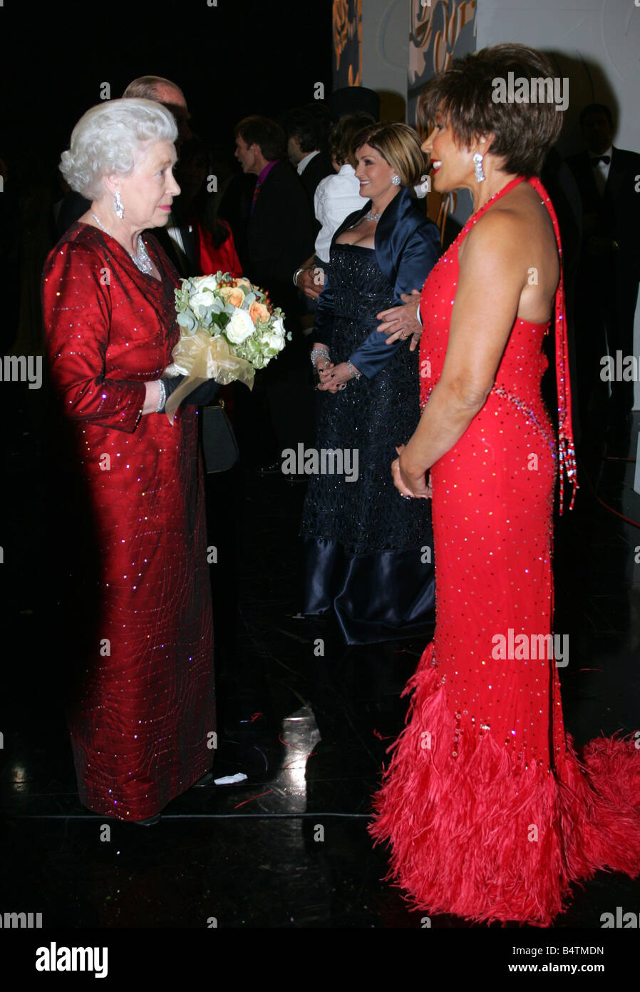Royal Variety Show 2005 Cardiff HM Königin Elizabeth II trifft Künstler hinter der Bühne nach die Show Dame Shirley Bassey die Königin November trifft 2005 2000s Mirrorpix Stockfoto
