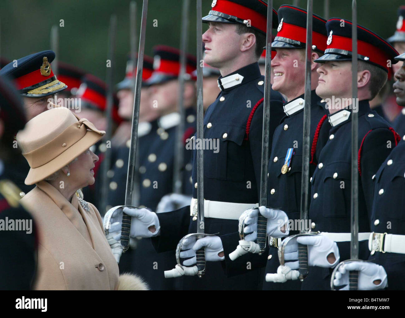 Großbritannien s Prinz Harry zweiter von rechts grinst und seine Großmutter, die Queen Elizabeth II lächelt, als sie die souveräne s inspiziert Parade an der Royal Military Academy Sandhurst England Mittwoch April 12 2006 Prinz Harry wurde auf der Kadetten als Offizier vorbei und begleiten die Blues and Royals Teil der Household Cavalry und eines britischen s älteste Armee Regimenter AP Foto James Vellacott Pool Stockfoto