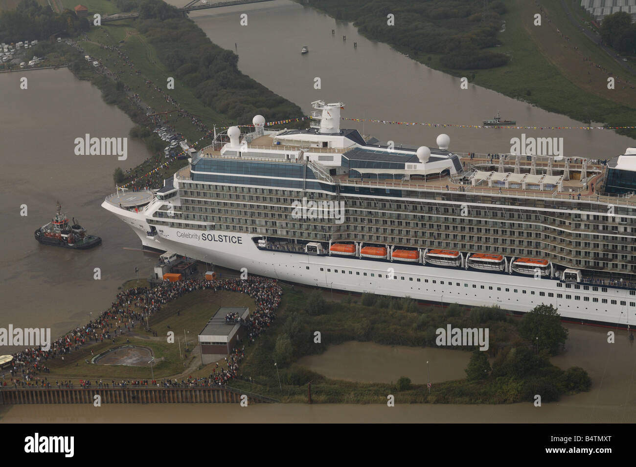 Kreuzfahrtschiff, die Celebrity Solstice bei der Meyer Werft-Werft verschoben wird, wo sie sich auf den Fluss Emms gebaut wurde. Stockfoto