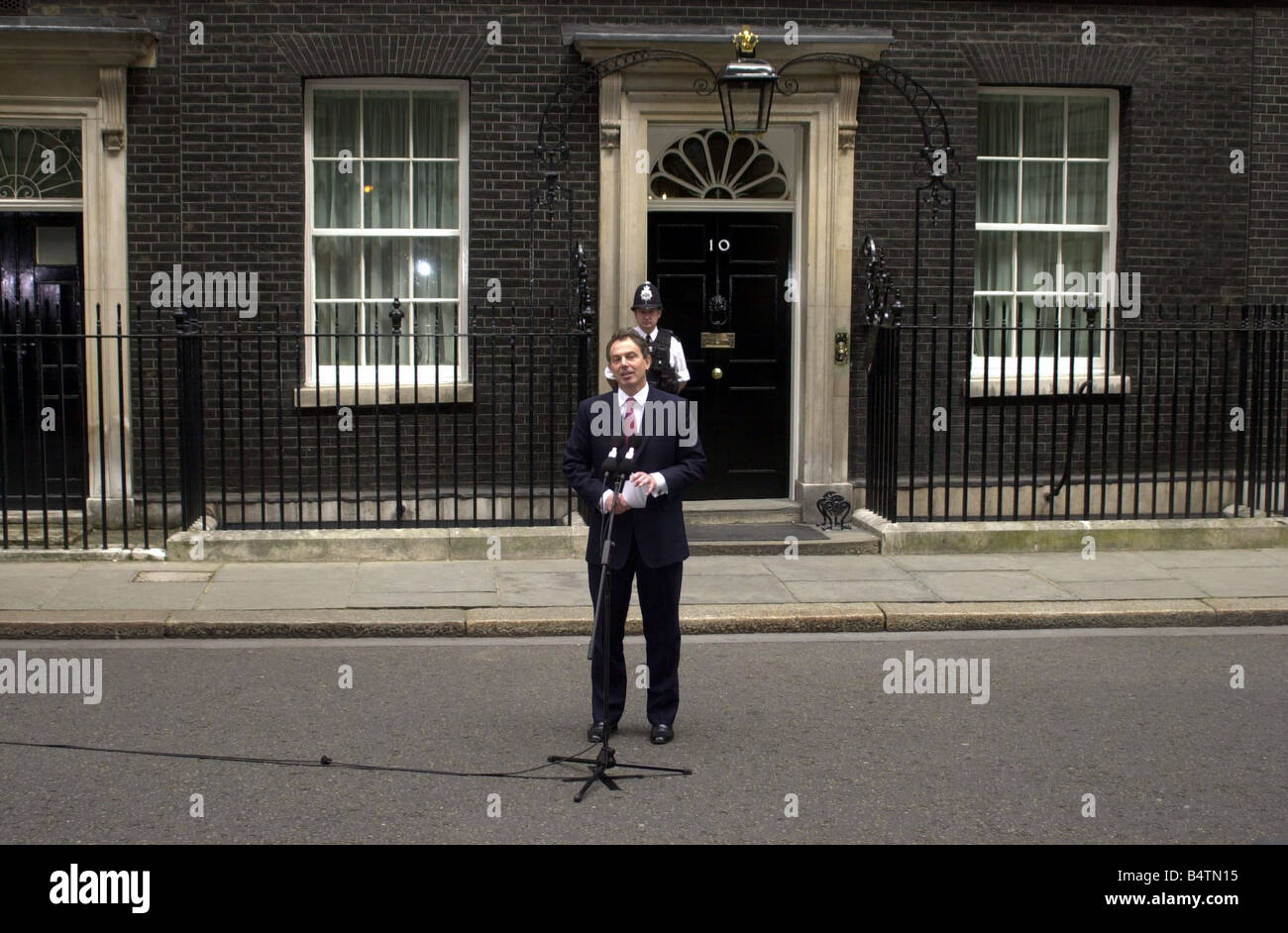 Premierminister Tony Blair spricht Juni 2001 mit den Medien außerhalb 10 Downing Street in London Freitag, 8. Juni 2001 nach seinem Sieg Stockfoto