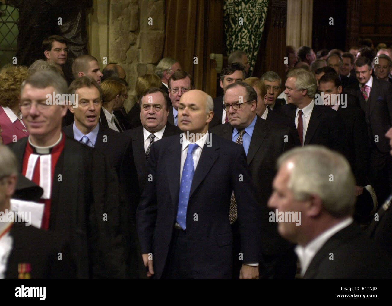 Premierminister Tony Blair verließ November 2002 und der Oppositionsführer Iain Duncan Smith verlässt der Mitglieder-Lobby im House Of Commons für das House Of Lords, die Queen Elizabeth II s Rede während der Parlamentseröffnung in London Mirrorpix zu hören Stockfoto