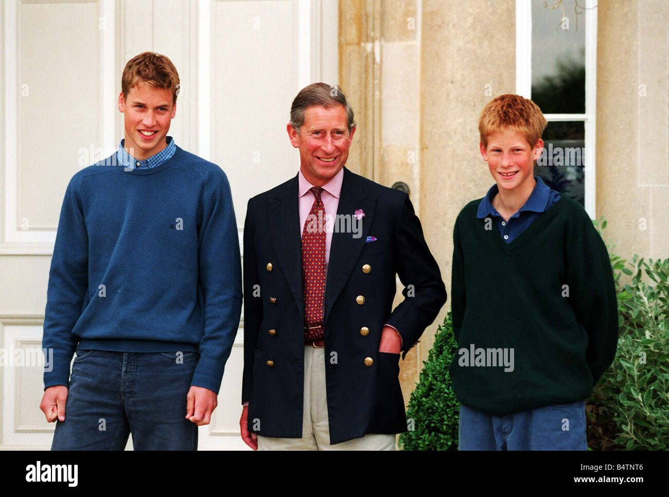 Prinz Charles Mit Seinen Beiden Sohnen Links Prinz William Und Prinz Harry Im Buckingham Palace Juli 1999 Stockfotografie Alamy