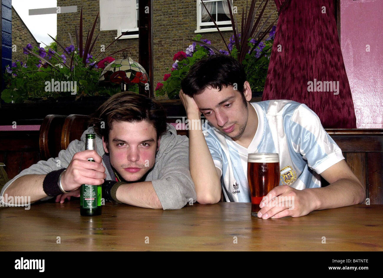Schauspieler und besten Freunde Andrew Lee Potts und Ralf wenig verbringen einen Abend zusammen aus West London West End besuchen verschiedene Kneipen und Billard spielen, Juni 2003 Stockfoto
