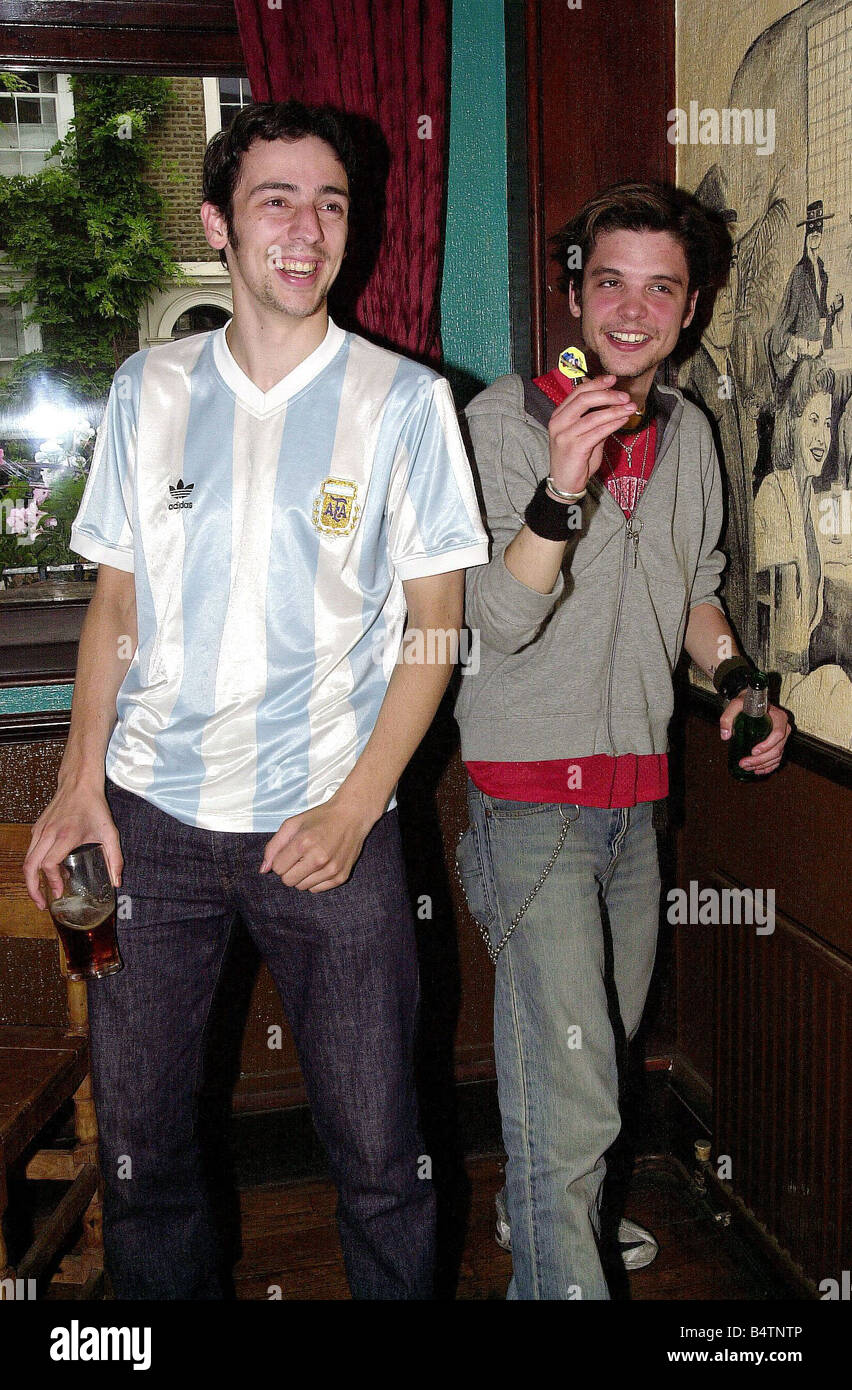Schauspieler und besten Freunde Andrew Lee Potts und Ralf wenig verbringen einen Abend zusammen aus West London West End besuchen verschiedene Kneipen und Billard spielen, Juni 2003 Stockfoto