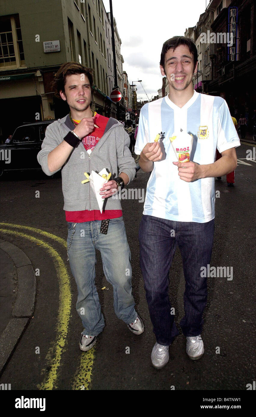Schauspieler und besten Freunde Andrew Lee Potts und Ralf wenig verbringen einen Abend zusammen aus West London West End besuchen verschiedene Kneipen und Billard spielen, Juni 2003 Stockfoto