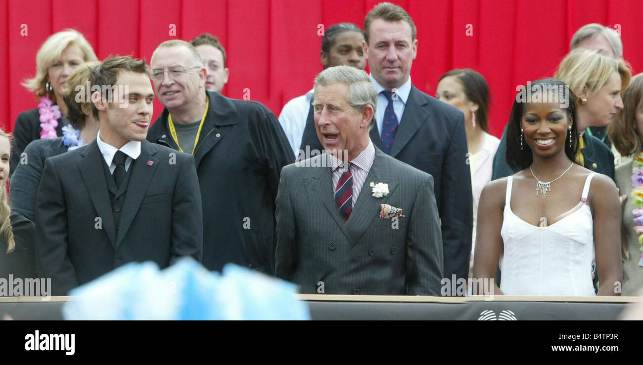 Prinz Charles The Prince Of Wales Zentrum Mit Sangern Und Prinz S Vertrauen Botschafter Wird Jung Und Jamelia Rechts Wahrend Capital Radio S Party Im Park Zugunsten Der Prinz S Vertrauen 2004