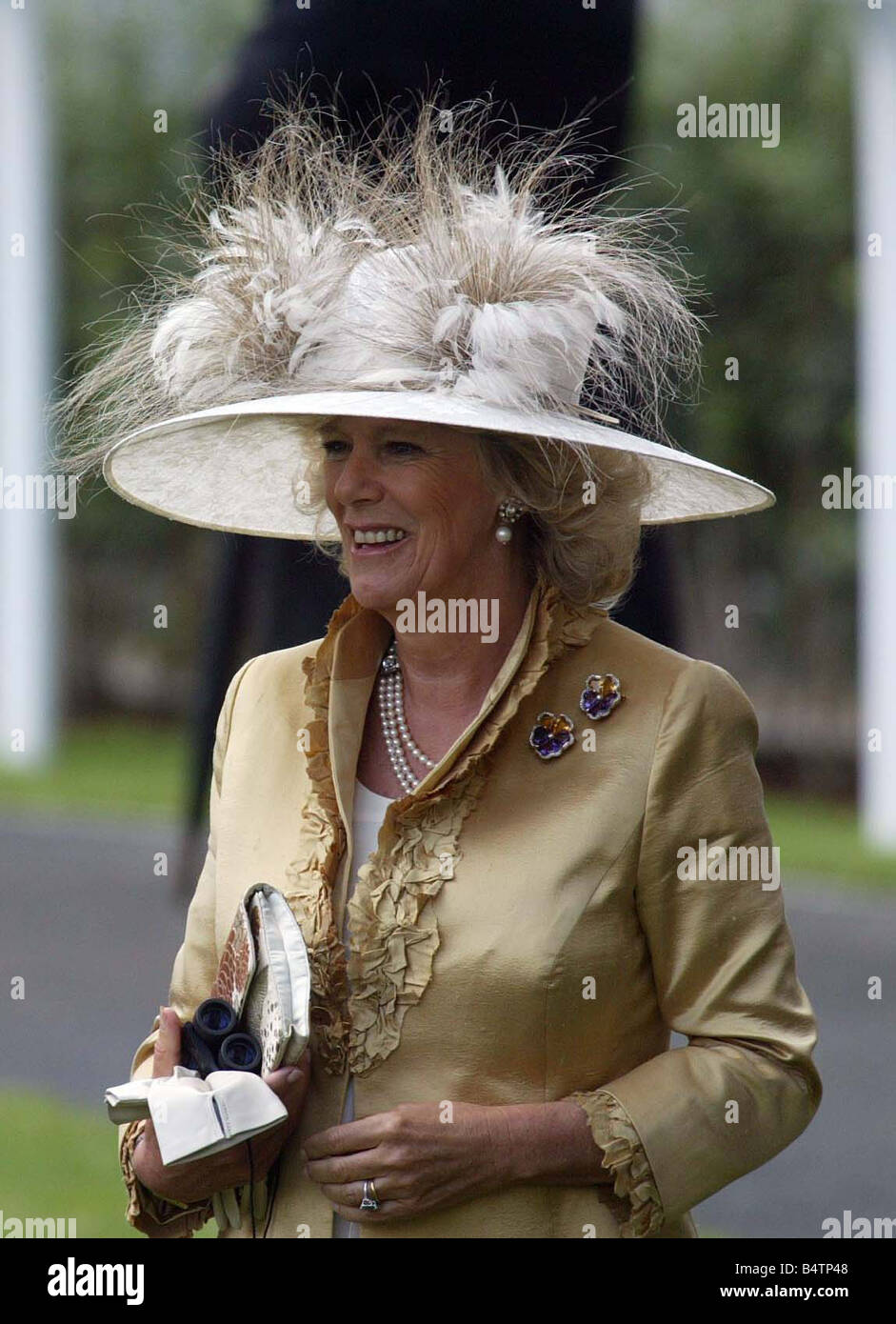 Royal Ascot Juni 2006 Königin öffnet neue Royal Ascot stehen heute Camilla Parker Bowles an Eröffnungsfeier mit passenden Hut Creme Philip Treacy Design verziert mit Federn Bild von Kent Gavin Stockfoto