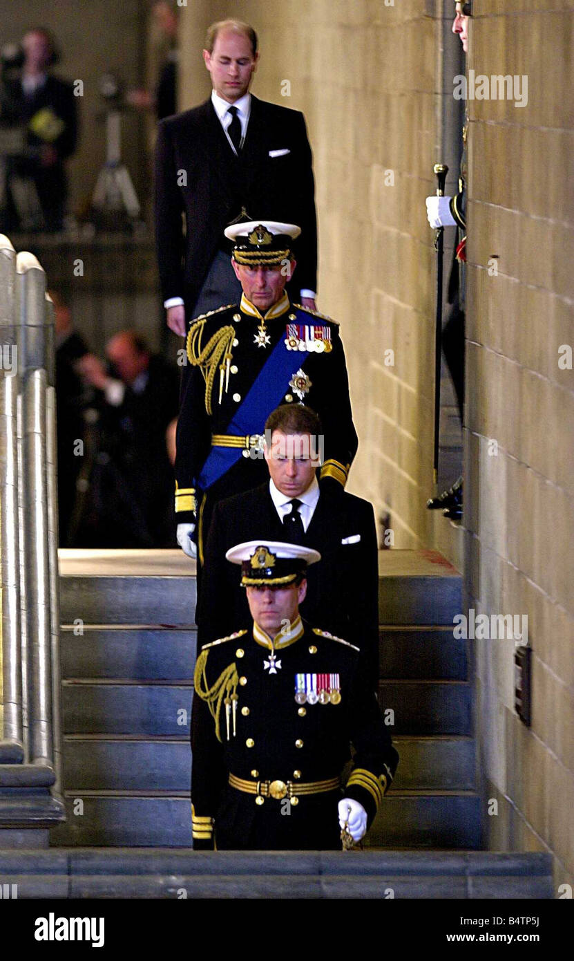 Prinz Edward und Prinz Charles Prince Andrew und Vicount Lindley ankommen, halten wachen über ihre Granmother Queen Motherin Westminster hall Stockfoto