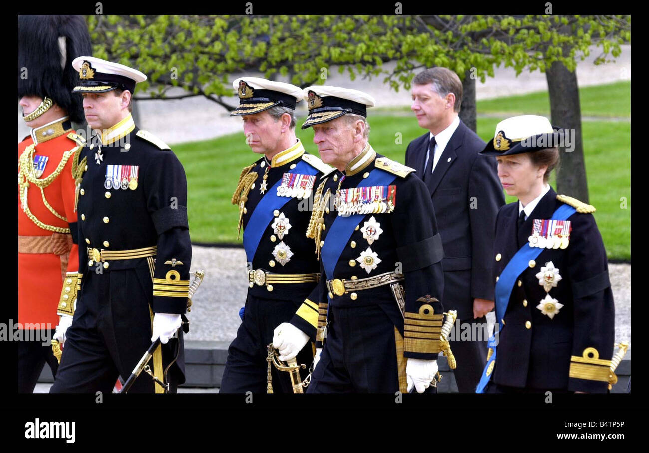 Mitglieder der königlichen Familie April 2002 Prinz Andrew Herzog von York Prinz Charles Prince Of Wales Prinz Philip Herzog von Edinburgh Prinzessin Anne Princess Royal PIC GORDON JACK QUEEN MUM Beerdigung 09 04 02 Stockfoto