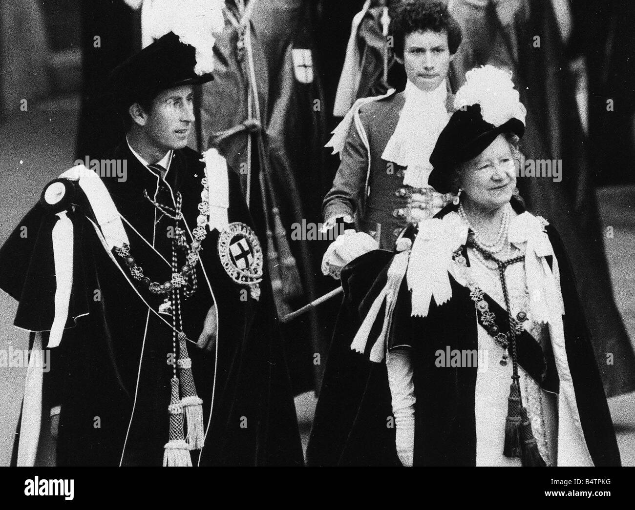 Prince Charles besucht das Strumpfband Zeremonie Windsor 1977 mit Königin-Mutter Stockfoto