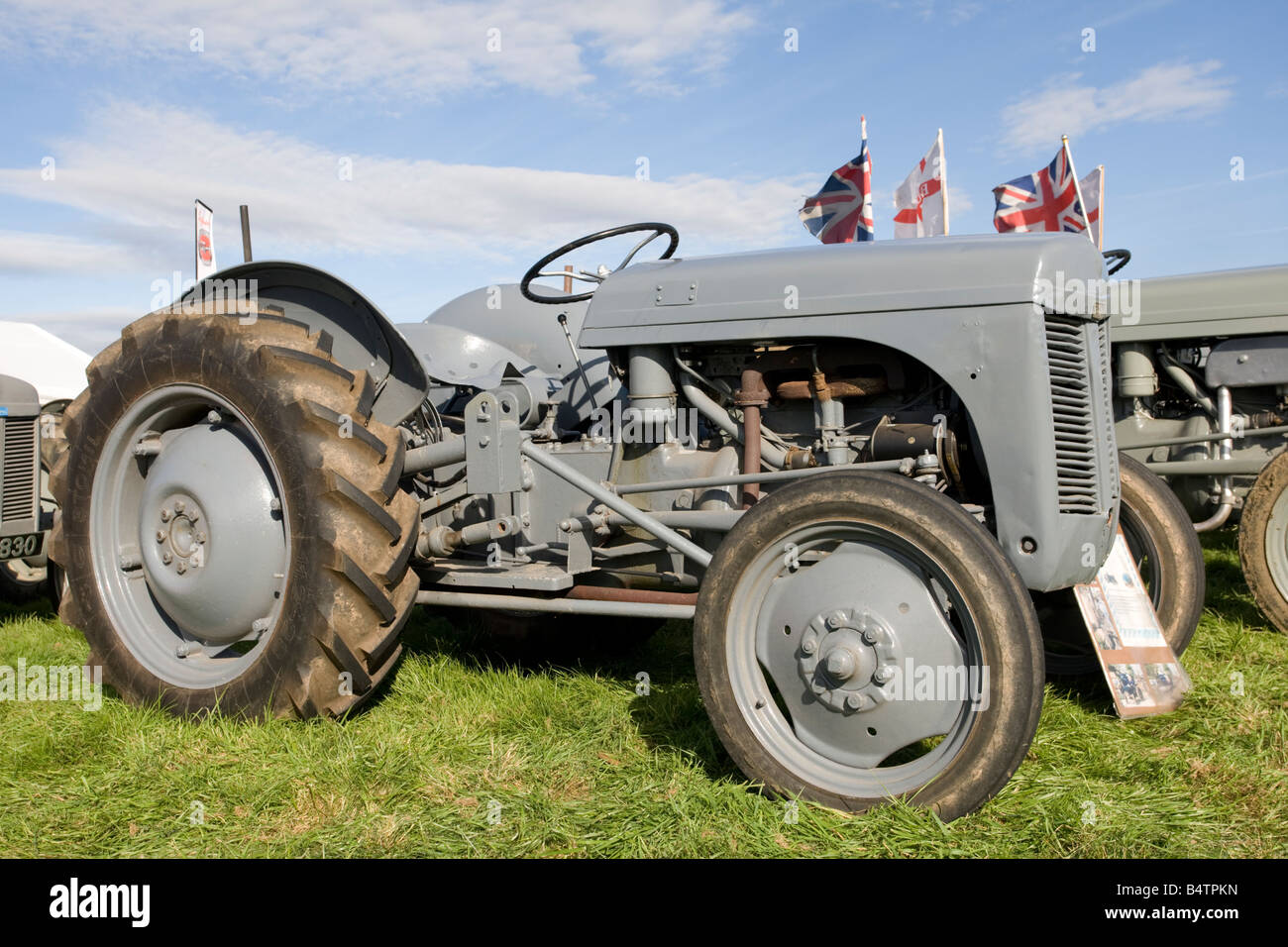 Alte graue Fordson-Traktor Dampfmaschine Rallye Cheltenham Racecourse UK Stockfoto