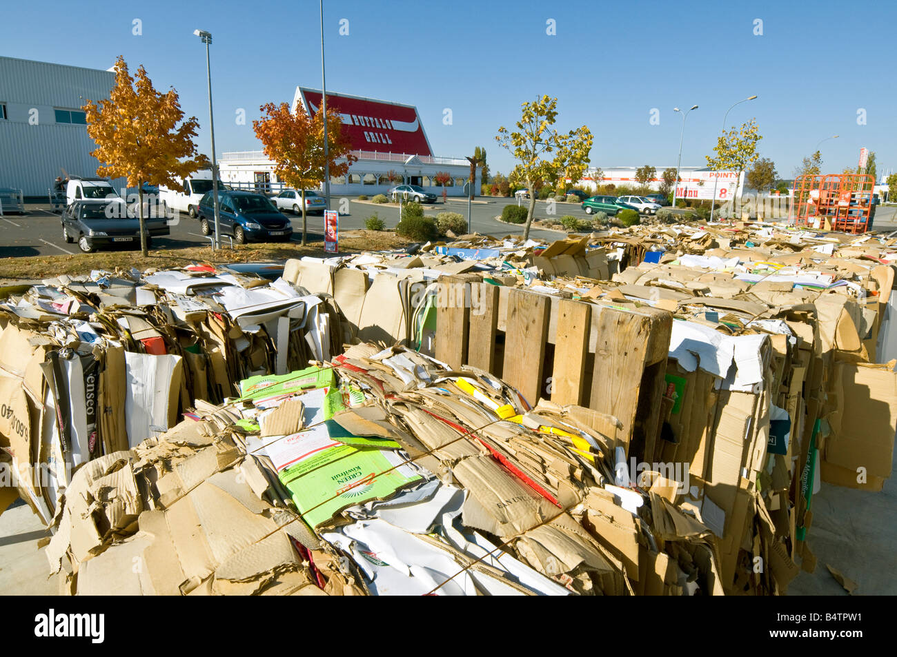 Bündel von Abfall Kartonverpackungen warten auf Verwertung außerhalb Superstore, Frankreich. Stockfoto