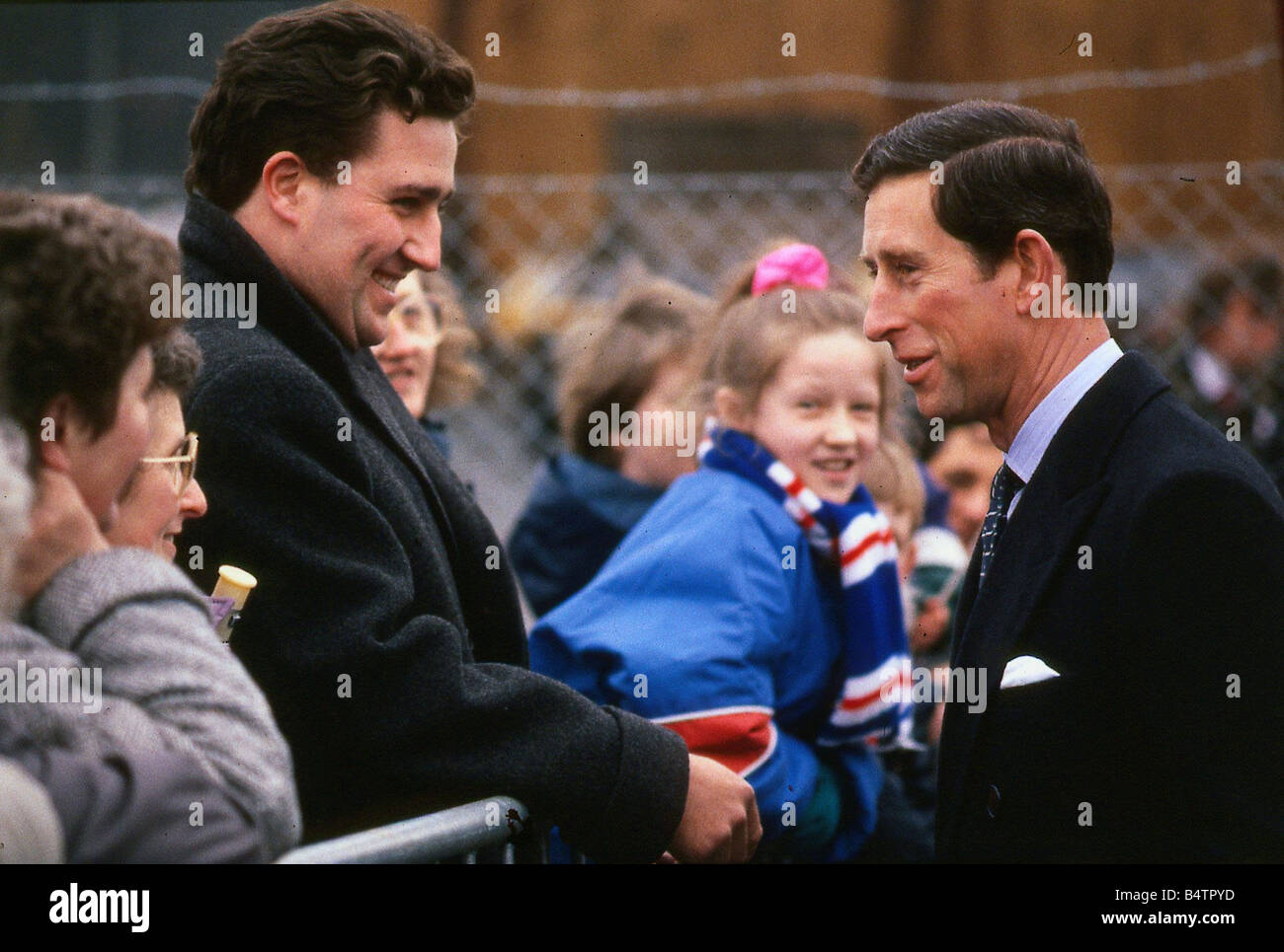 Prinz Charles Prince Of Wales April 1989 auf Rundgang in Dumfries Händeschütteln mit einem Mann in der Menge C T Roy Brit Prinz Charles Scotland Stockfoto