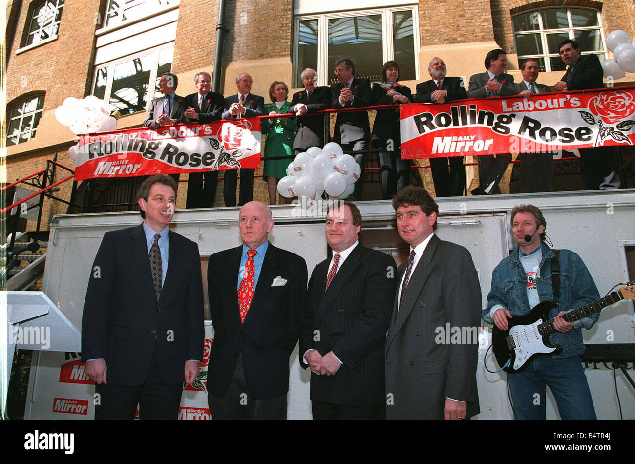 Labour Leader Tony Blair mit Colin Myler John Prescott Richard Wilson, der tägliche Spiegel Rolling Rose am Hayes Galleria London Kampagne Stockfoto