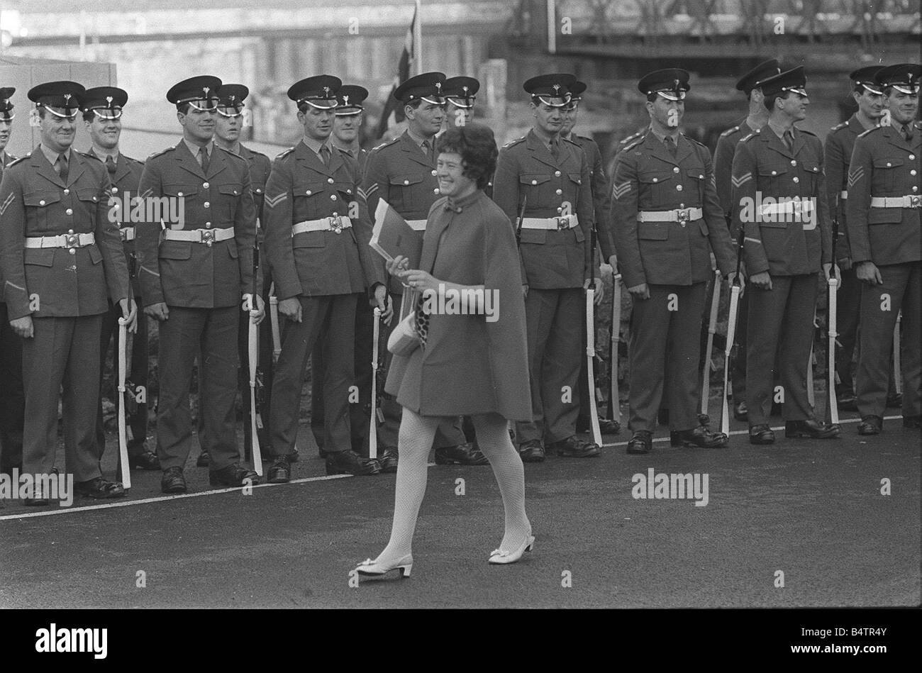 Investitur Proben Soldaten zu Lächeln, als eine Dame in einem Bergwerk Kleid und Mantel über ihre Parade-Linie geht bis 1 7 69 Z6518 14 der britischen Armee berühmt dafür s hohes Maß an Disziplin und unbeirrbarer Professionalität, die natürlich ist, bis eine junge Dame passiert die Gelegenheit vorbei war die Einsetzung von Prinz Charles als der Prinz von Wales in Caernarvon Castle Y2K lustige Y2K Royalty dtgu2 DTGU2 Stockfoto