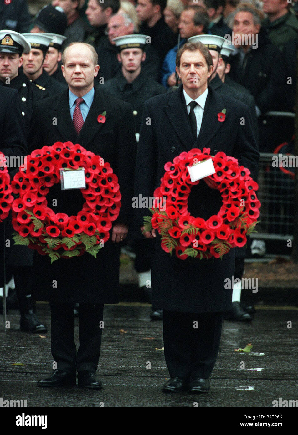 Premierminister Tony Blair und William Haag konservative MP Führer der Oposition bei der Kenotaph Whitehall halten Mohn Kränze am Tag der Erinnerung Stockfoto