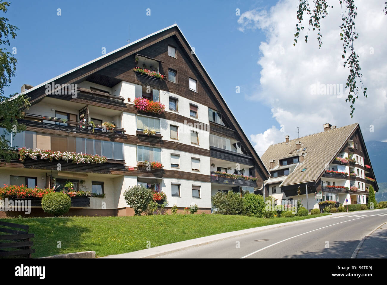 Wohnhäuser im Alpinstil Stadtrand von Bled Slowenien Europa Stockfoto