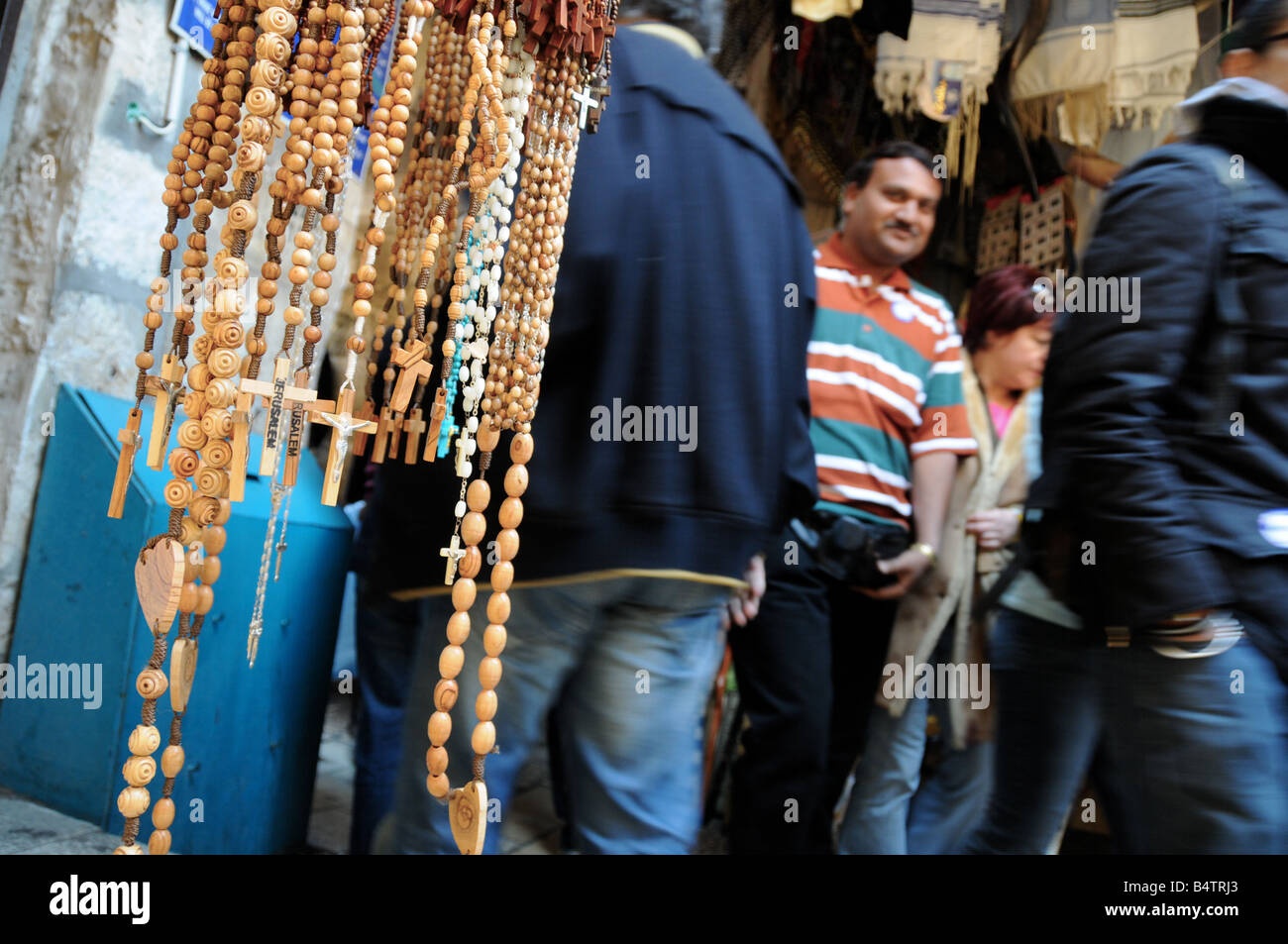 Christlicher Schmuck und Geschenke zum Verkauf an der Ausfahrt von der Kirche der Auferstehung in der Jerusalemer Altstadt. Stockfoto