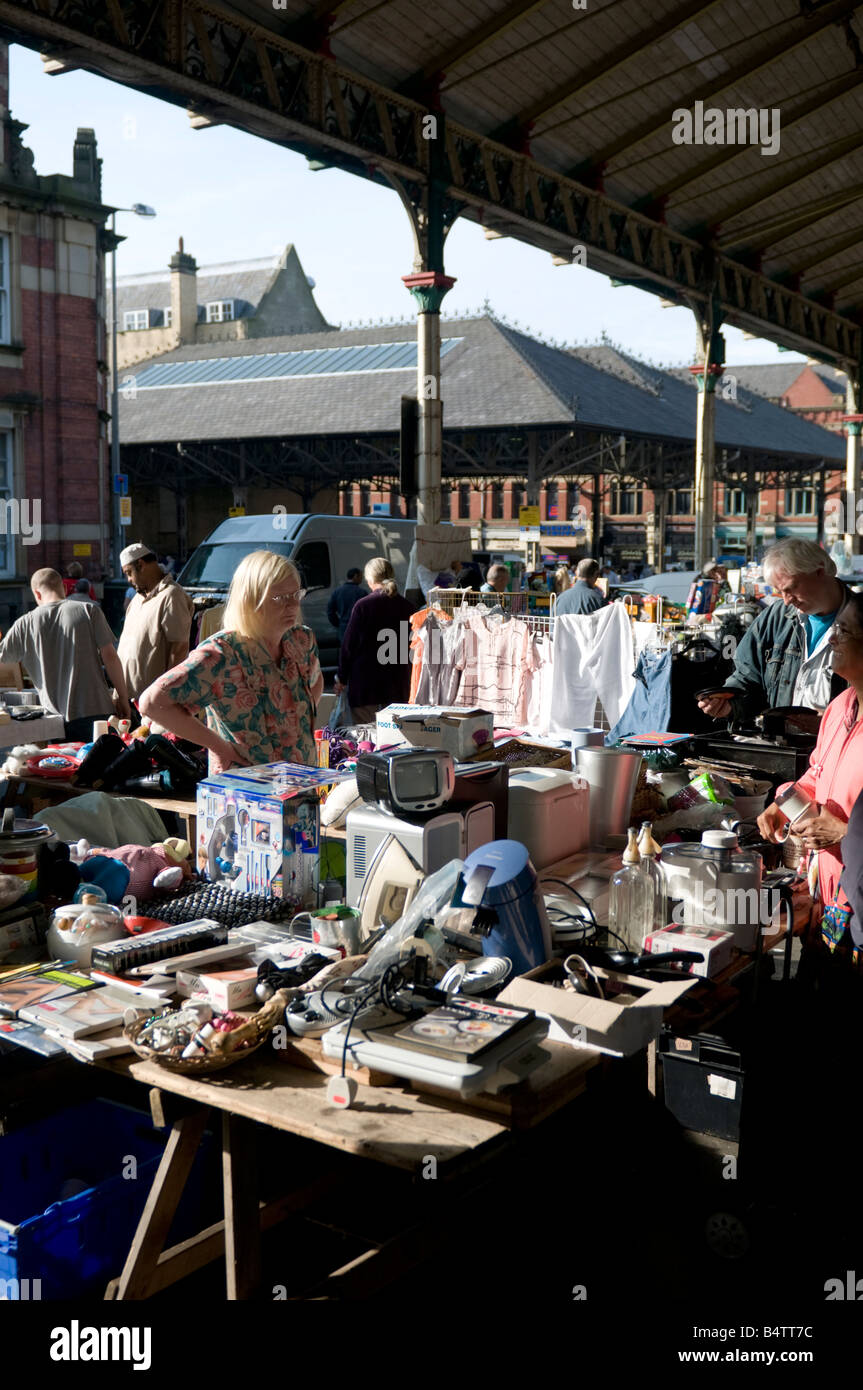 Marktfahrer und Schnäppchenjäger Einkaufen in Prestons alte Markthalle Lancashire, nördlichen England UK Stockfoto