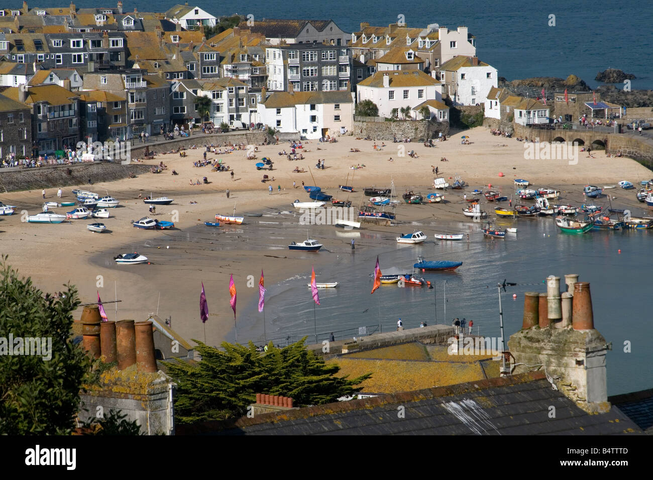 St. Ives, Cornwall, Schornsteine und Hafen Blick auf Strand und Boote im Spätsommer. Stockfoto