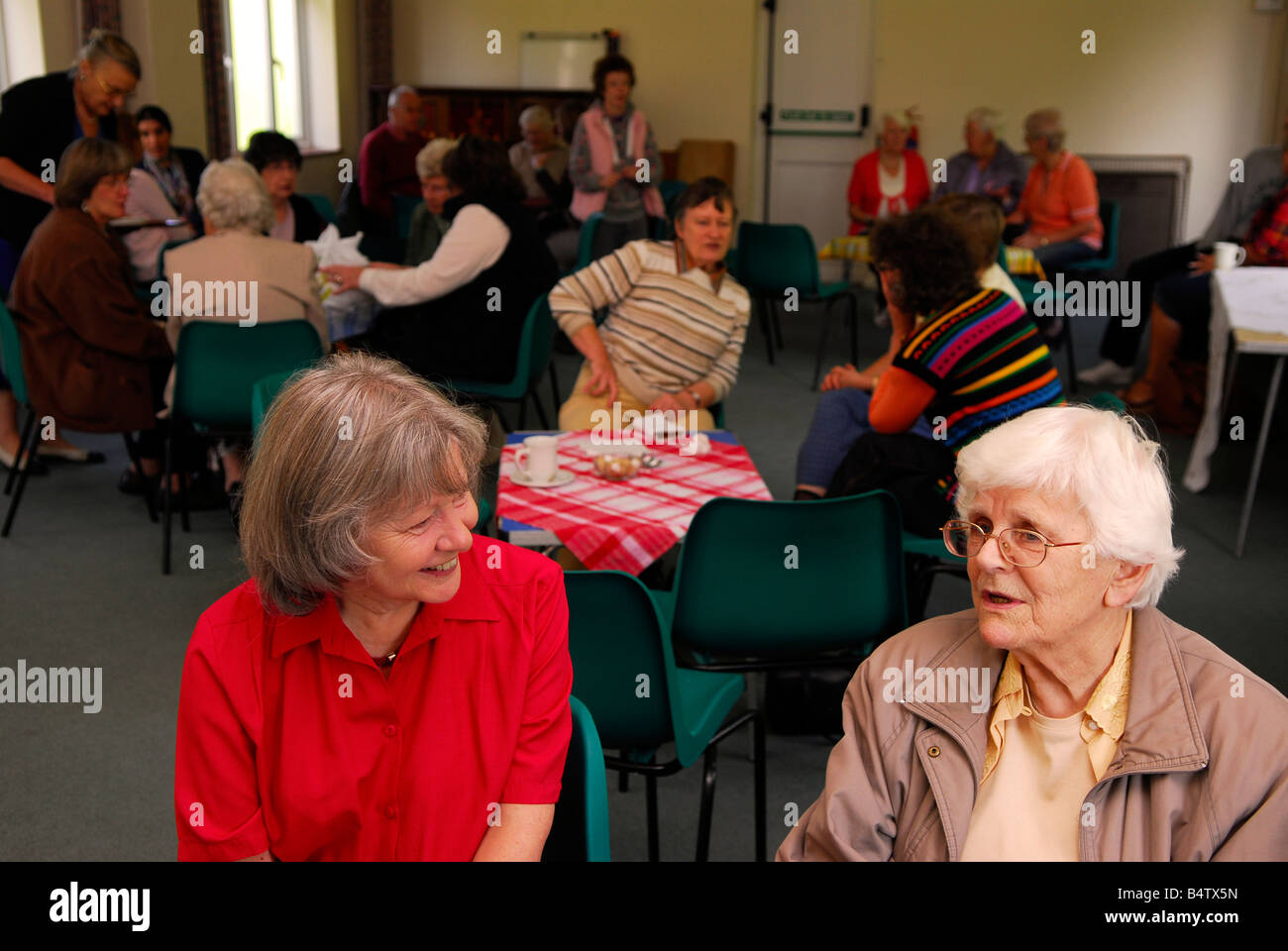 Ältere Frauen, die Teilnahme an einem Kaffee am Morgen, Gelder für Macmillan Cancer Charity, Hounslow, Middlesex UK Stockfoto