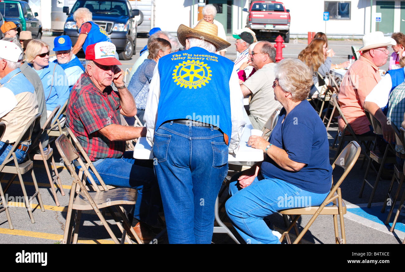 Männer und Frauen genießen Gespräch bei einem rotary Club-Pancake-Frühstück Stockfoto