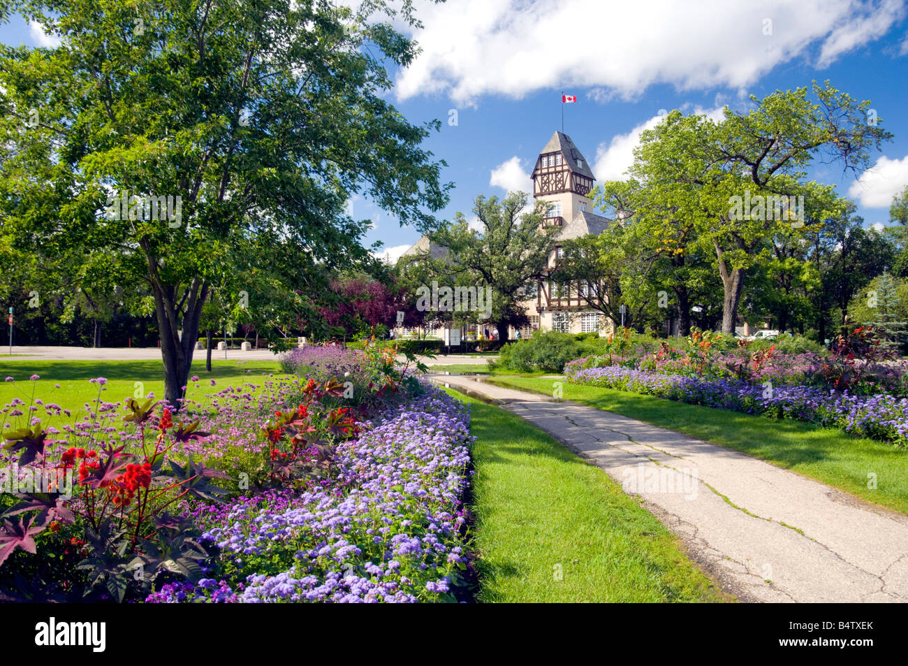 Der Pavillon im Assiniboine Park mit einem Weg, gesäumt von dekorativen Blumen in Winnipeg, Manitoba Kanada Stockfoto