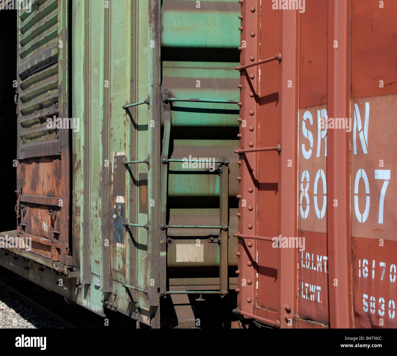 Bild von zwei Waggons (braun und grün) Stockfoto