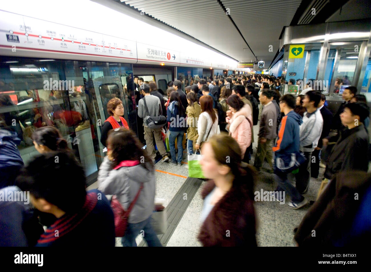 Ein Bahnhof Wachmann an Station Admiralty auf der MTR, die sicherstellen, dass Pendler den Zug an der richtigen Stelle. Stockfoto