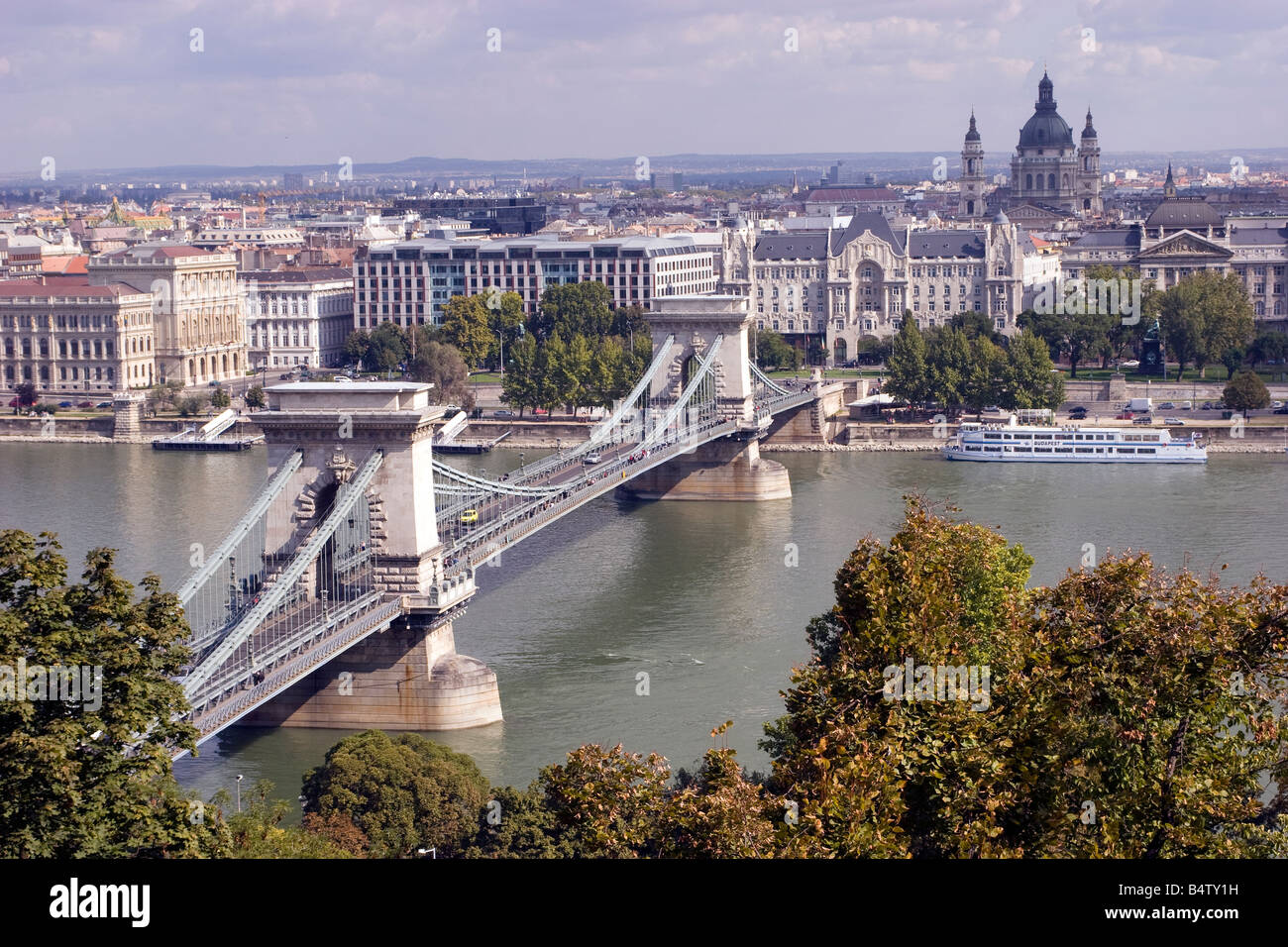 Blick auf die Kettenbrücke in Budapest, die erste dauerhafte Verbindung zwischen Buda und Pestin in Ungarn (Széchenyi Lánchíd) Stockfoto