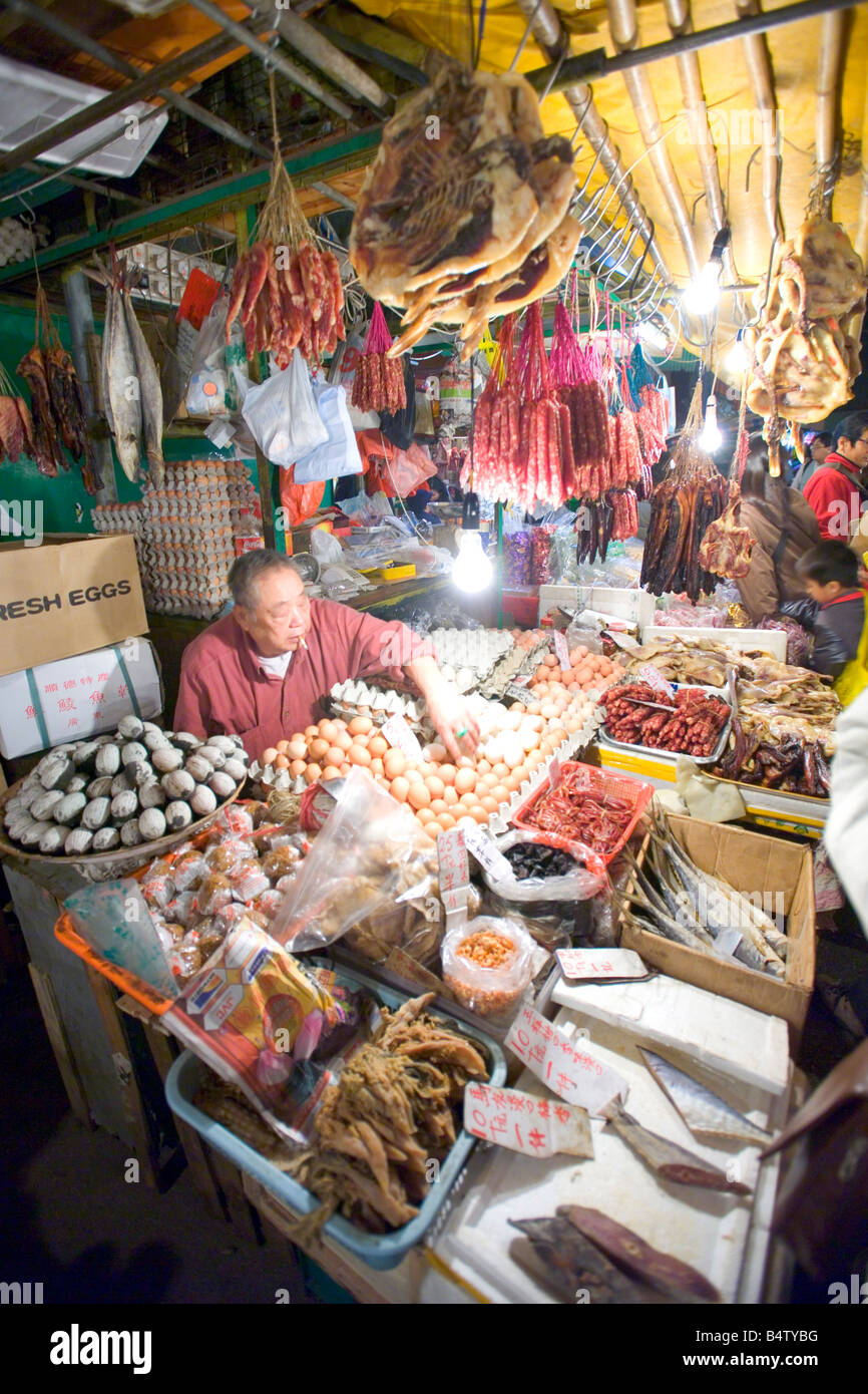 Einem lokalen Straßenhändler verkaufen, Eiern und anderen lokalen Köstlichkeiten in Wan Chai nass Markt in Hongkong. Stockfoto
