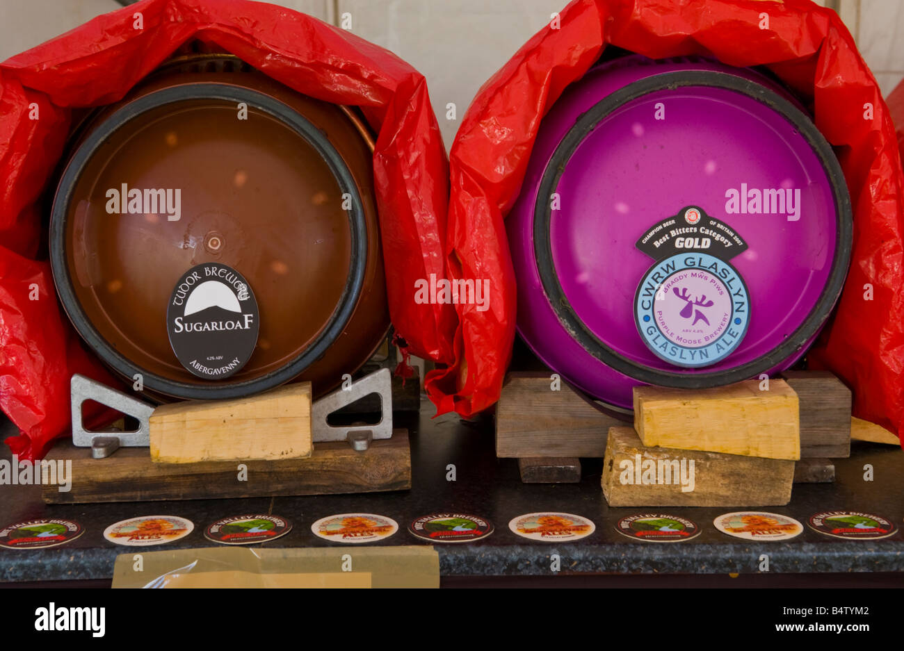 Bier Barrells im Bierzelt Abergavenny Food Festival Stockfoto