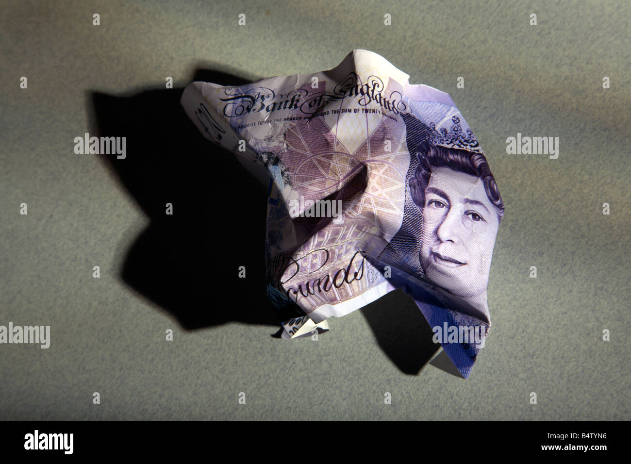 Zerknüllte britische £20 Banknote. Stockfoto