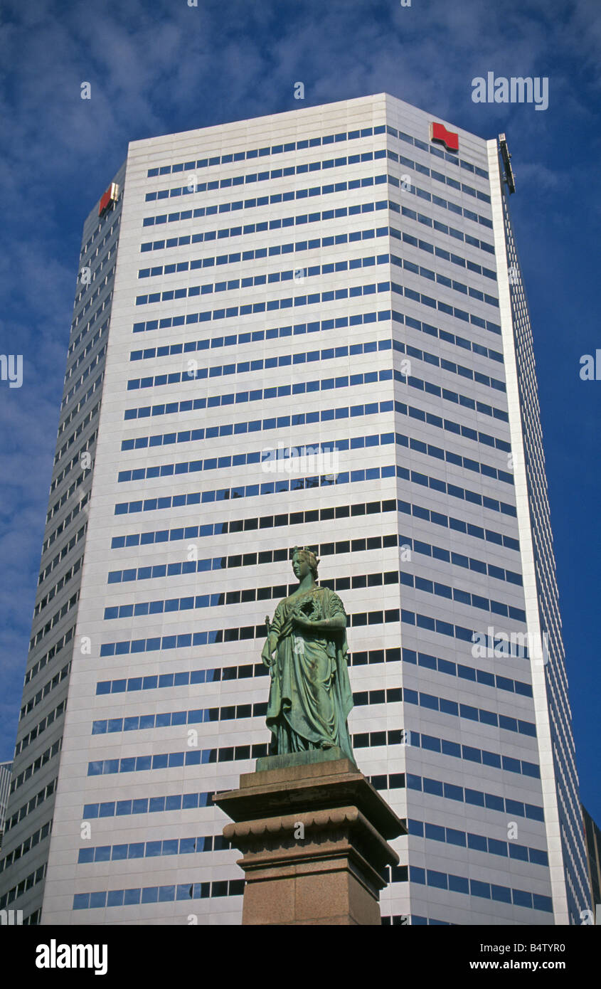 Eine Statue von Königin Victoria, umgeben von Wolkenkratzern in Queen Victoria Square in der Innenstadt von Montreal, Kanada. Stockfoto