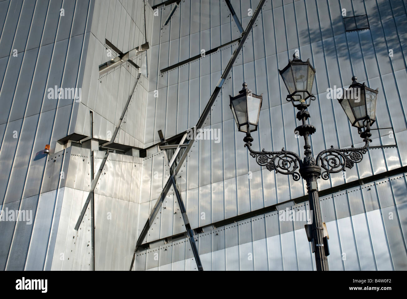 Außenansicht des metallischen Stahlwände Judisches oder Jüdisches Museum, entworfen von Daniel Libeskind in Berlin Deutschland Stockfoto