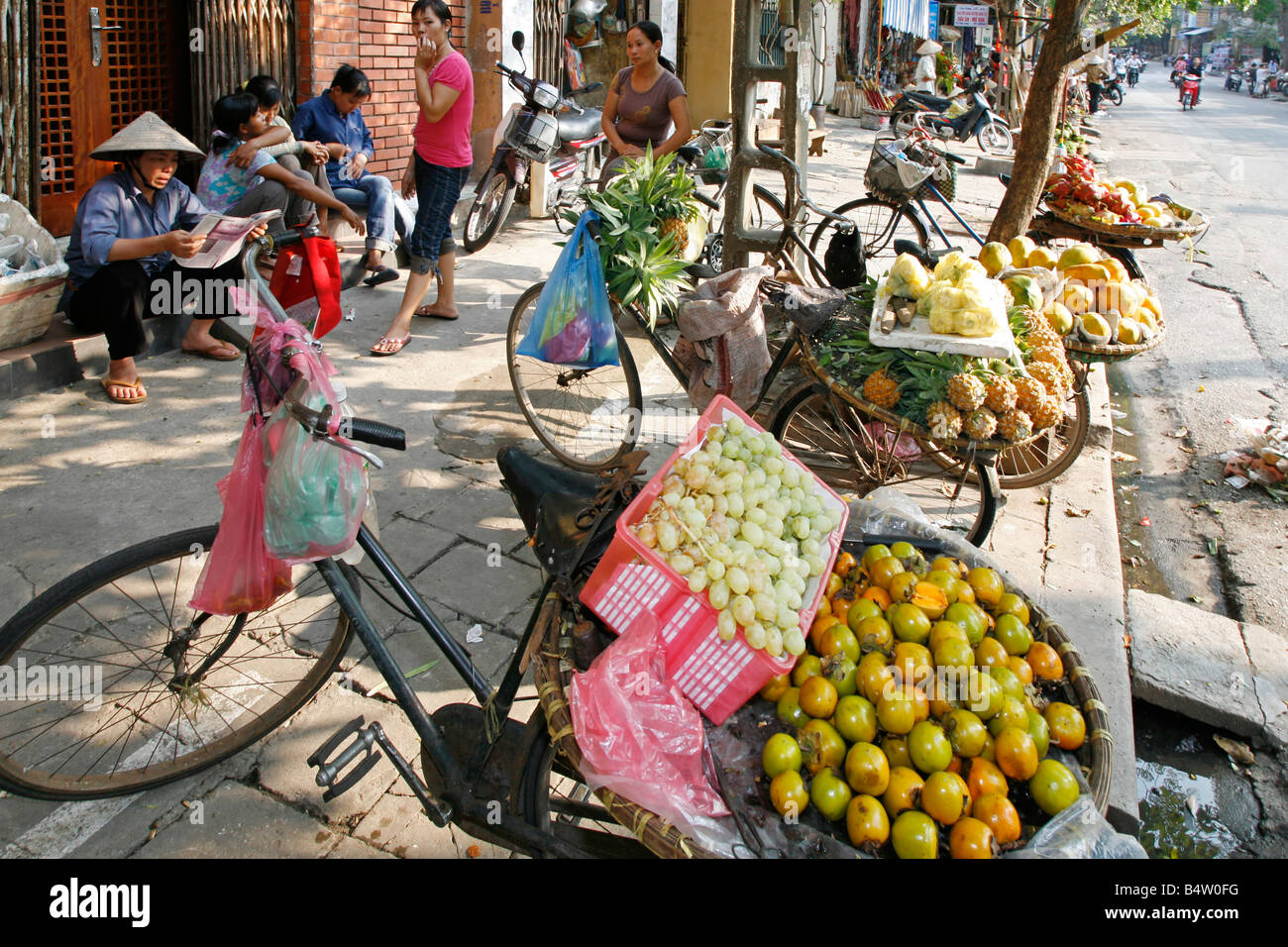 Fahrrad in Straßenmarkt, Hanoi, Nordvietnam Stockfoto