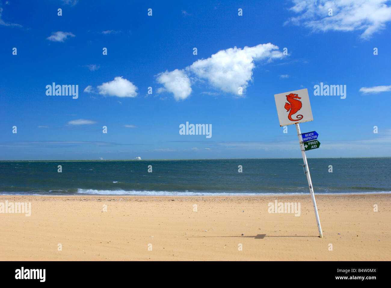 Melden Sie sich am Strand in Kent UK Stockfoto