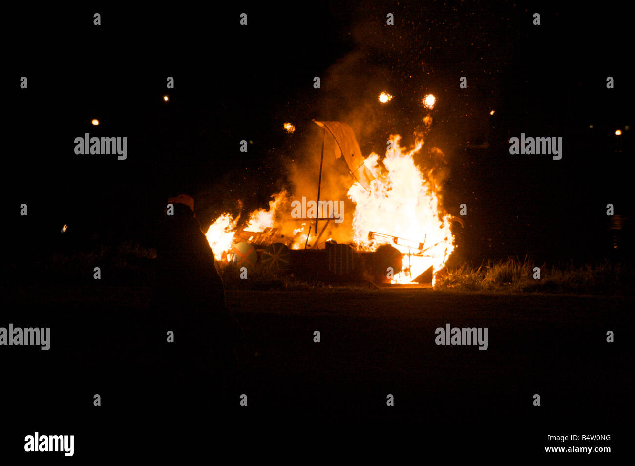brennendes Feuer Festival Wikingerboot Stockfoto
