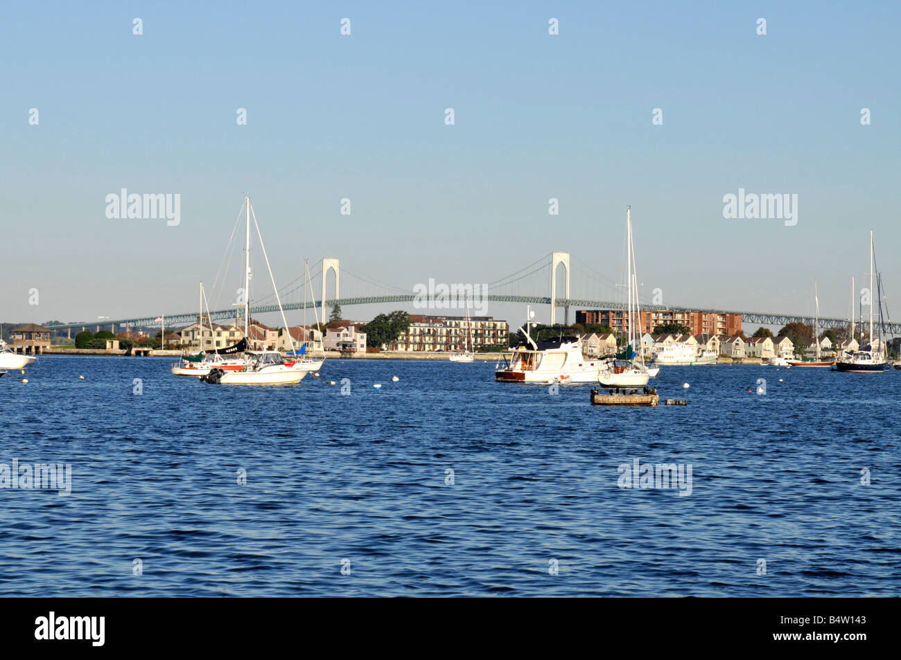 Ansicht des Hafen von Newport Rhode Island mit der Pell Brücke im Hintergrund Stockfoto