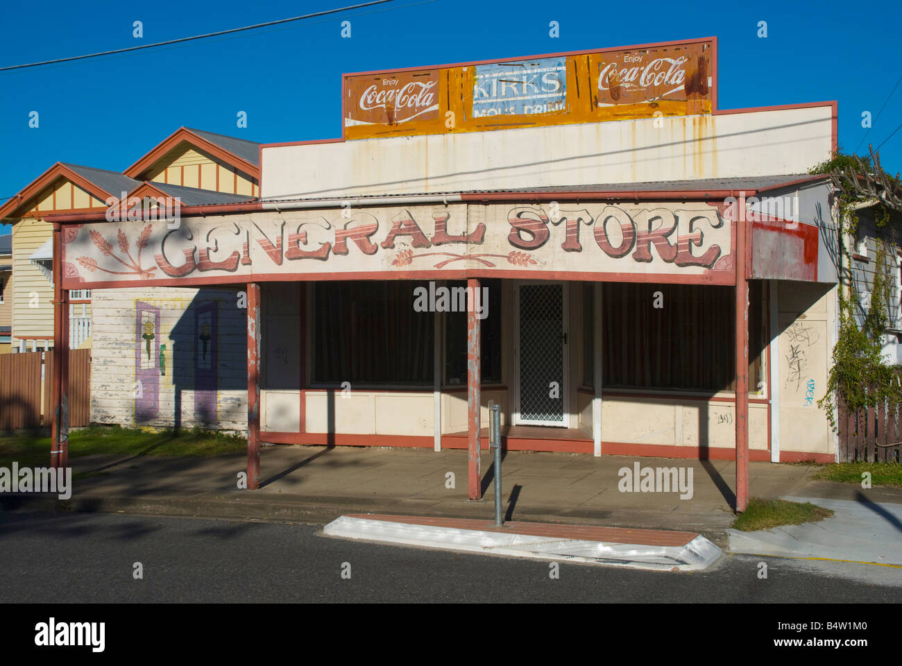 Eine verblasste alte Storefront auf einem stillgelegten verfallenen Shop in Brisbane Australien Stockfoto