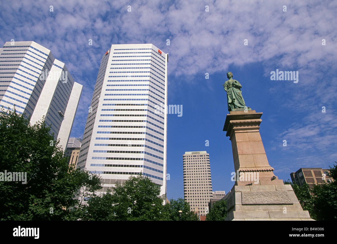 Ein Blick auf die Statue der Königin Victoria im Queen Victoria Square umgeben von Wolkenkratzern in der Innenstadt von Montreal, Montreal, Kanada. Stockfoto